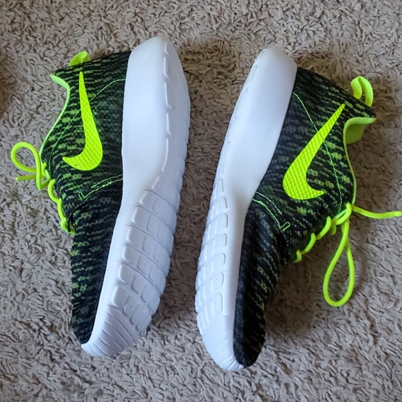 Nike Black and Volt Rosherun Flight Weight Shoes - Picture 2 of 10